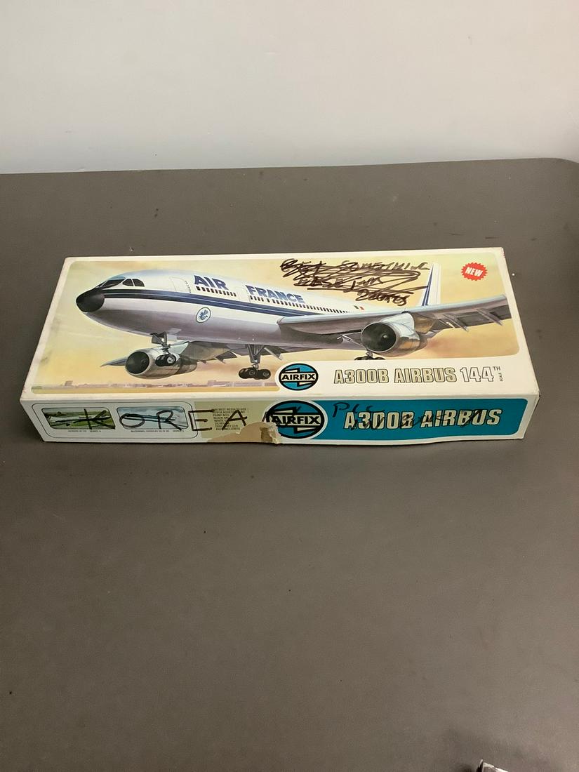 Vintage AirFix A300B Airbus 144th Scale Model Kit: Vintage AirFix A300B Airbus 144th Scale Model Kit