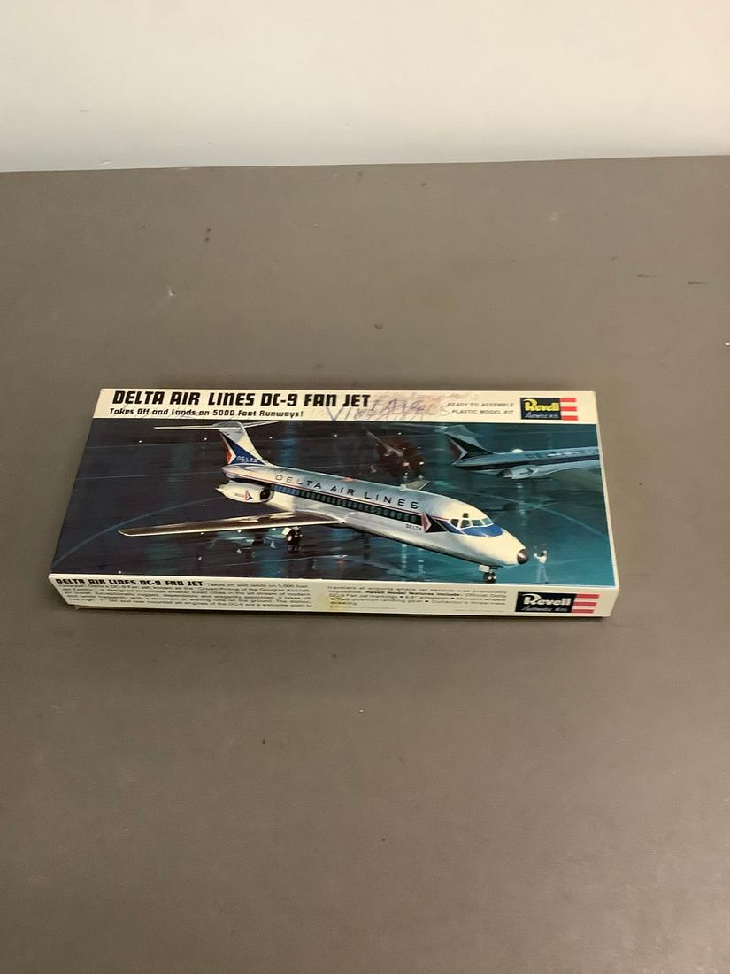 Vintage Revell Delta Air Lines DC-9 Fan Jet Model Kit: Vintage Revell Delta Air Lines DC-9 Fan Jet Model Kit