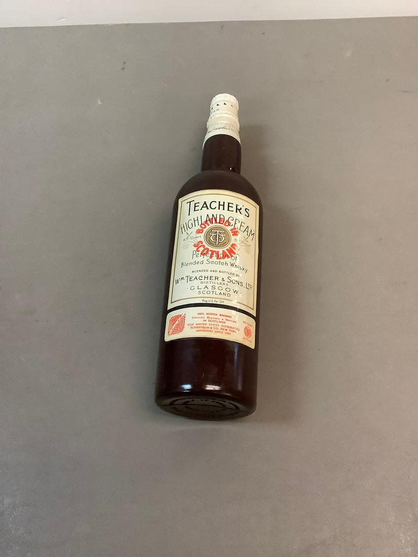 Vintage Teacher's Higland Cream Blended Scotch Whisky Radio Bottle (Untested): Vintage Teacher's Higland Cream Blended Scotch Whisky Radio Bottle (Untested)