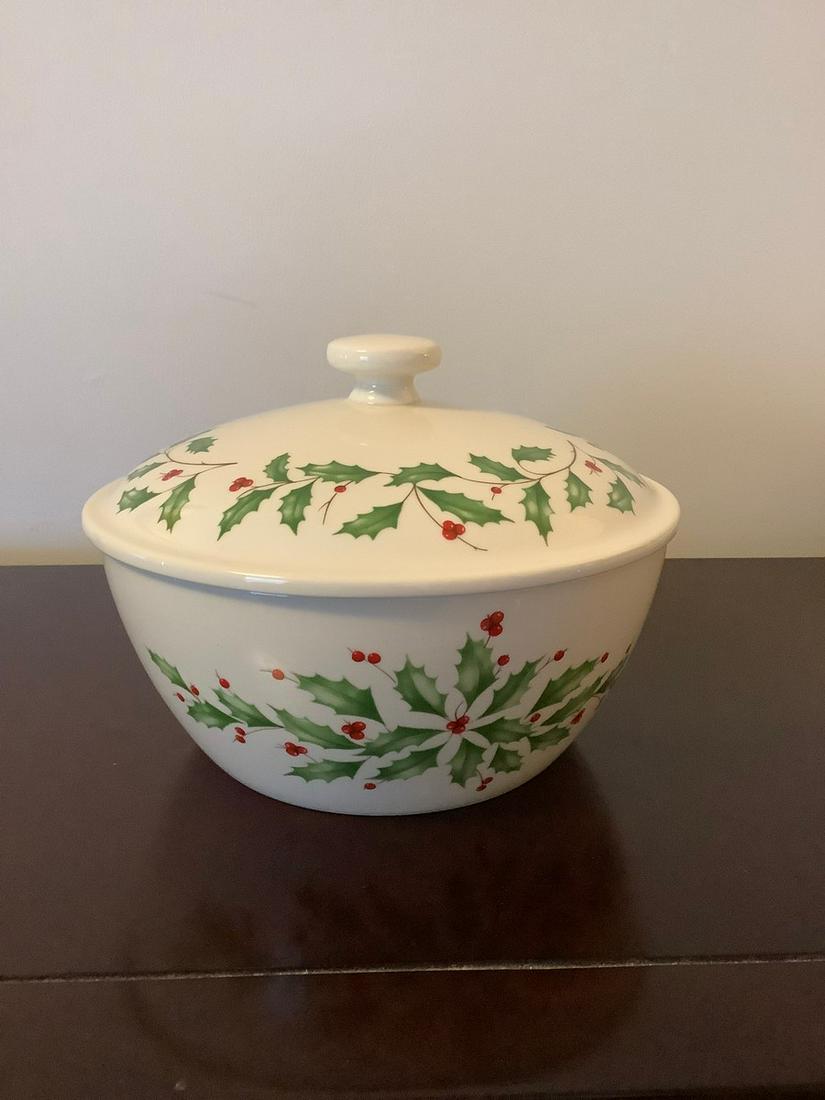 Lenox Holiday Holly Small Covered Bowl 5.5 x 6.5": Lenox Holiday Holly Small Covered Bowl 5.5 x 6.5"
