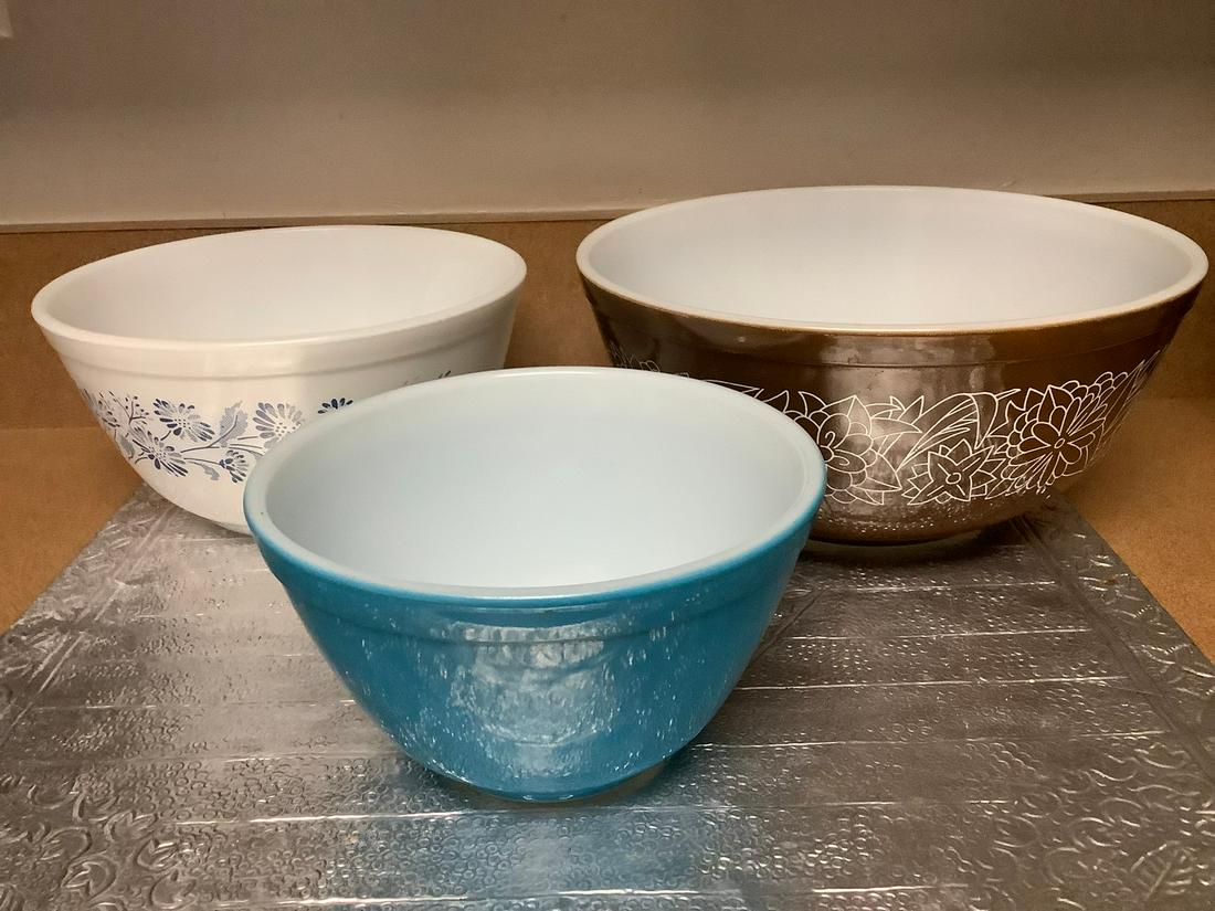 Lot of Pyrex Bowls, largest 9": Lot of Pyrex Bowls, largest 9"