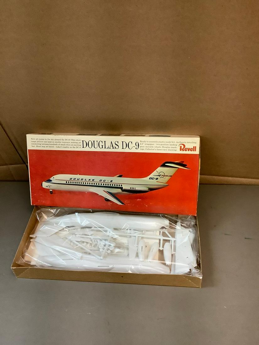 Vintage Revell Douglas Dc-9 Twin Jet Airliner Model Kit (1 of 1)