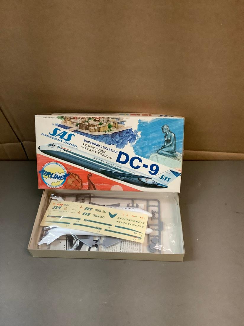 Vintage Hasegawa SAS McDonnell Douglas DC-9 1/200 Scale Model Kit (1 of 1)