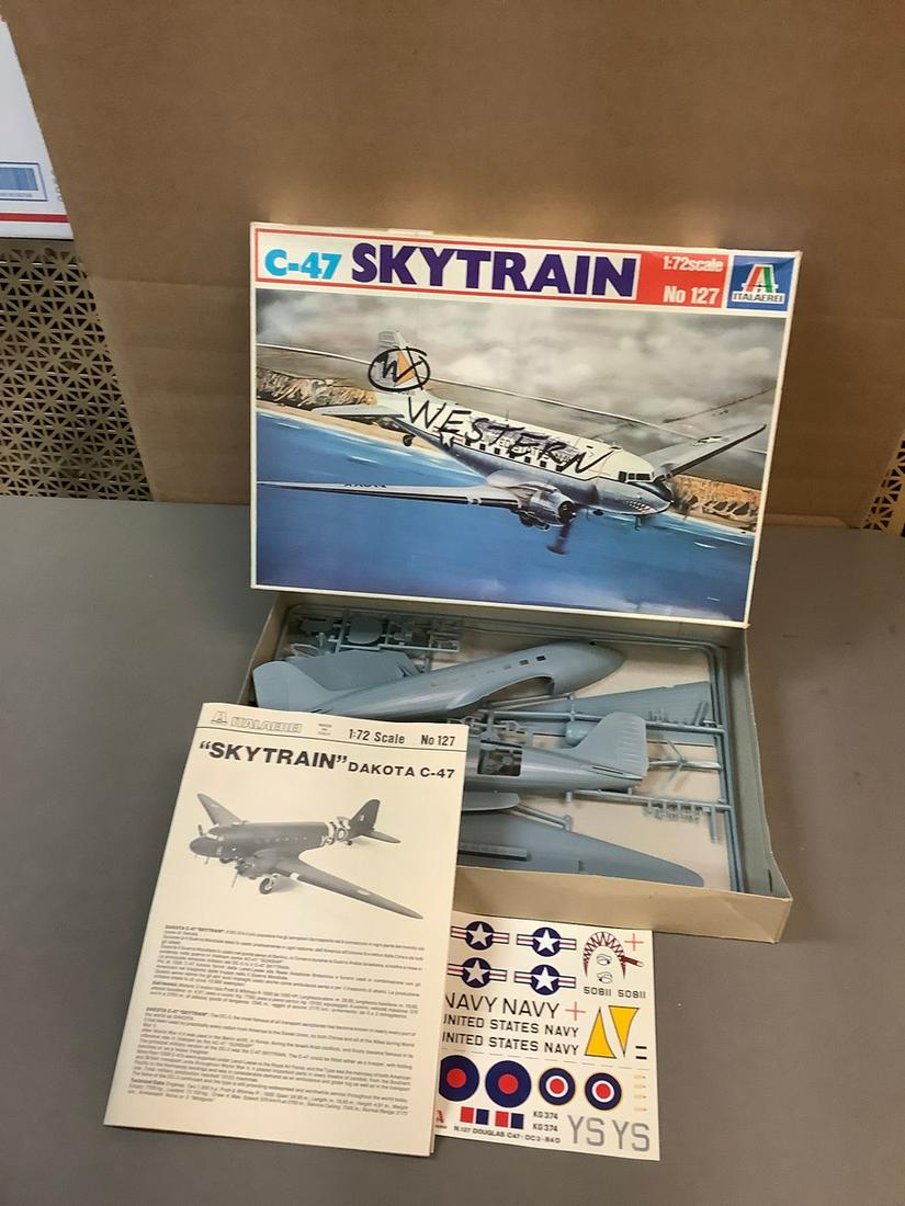 Vintage Italaerei C-47 Skytrain No. 127 1:72 Scale Model Kit (1 of 1)