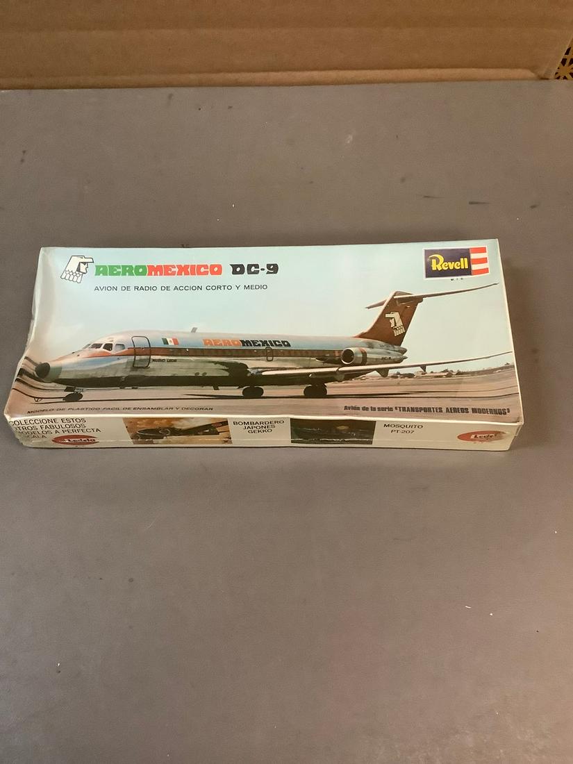 Sealed Revell Aeromexico DC-9 Model Kit (1 of 1)