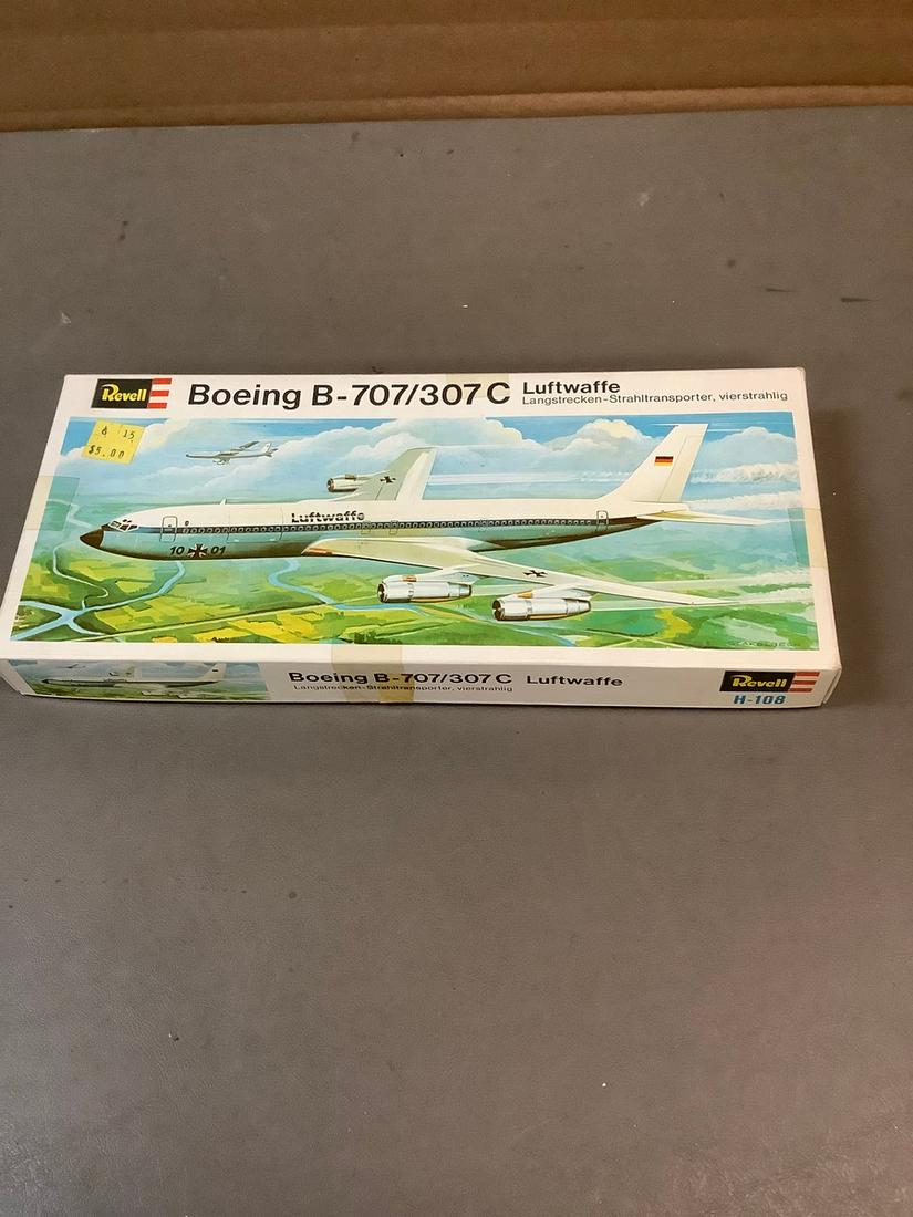 Vintage Revell Boeing B-707/307C Luftwaffe Model Kit (1 of 1)