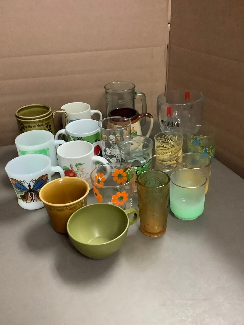 Lot of Vintage Glasses: Lot of Vintage Glasses