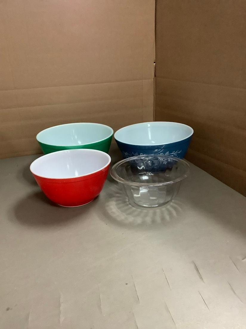 Lot of Vintage Pyrex Bowls: Lot of Vintage Pyrex Bowls