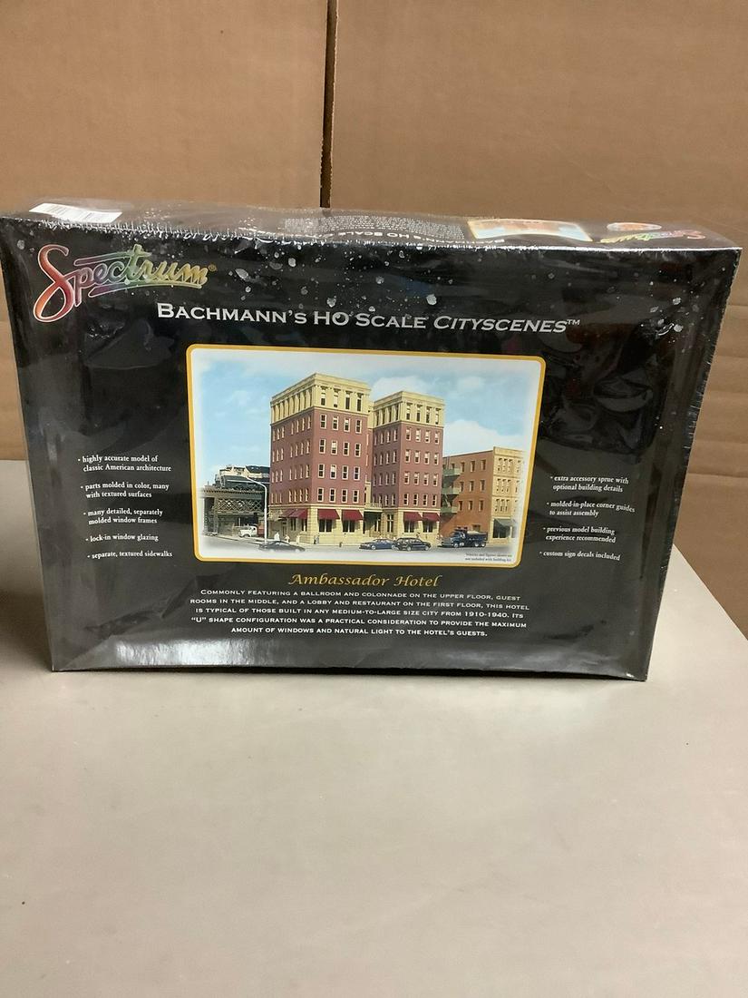 Sealed Spectrum Bachmann's HO Scale Cityscenes "Ambassador Hotel" (1 of 1)
