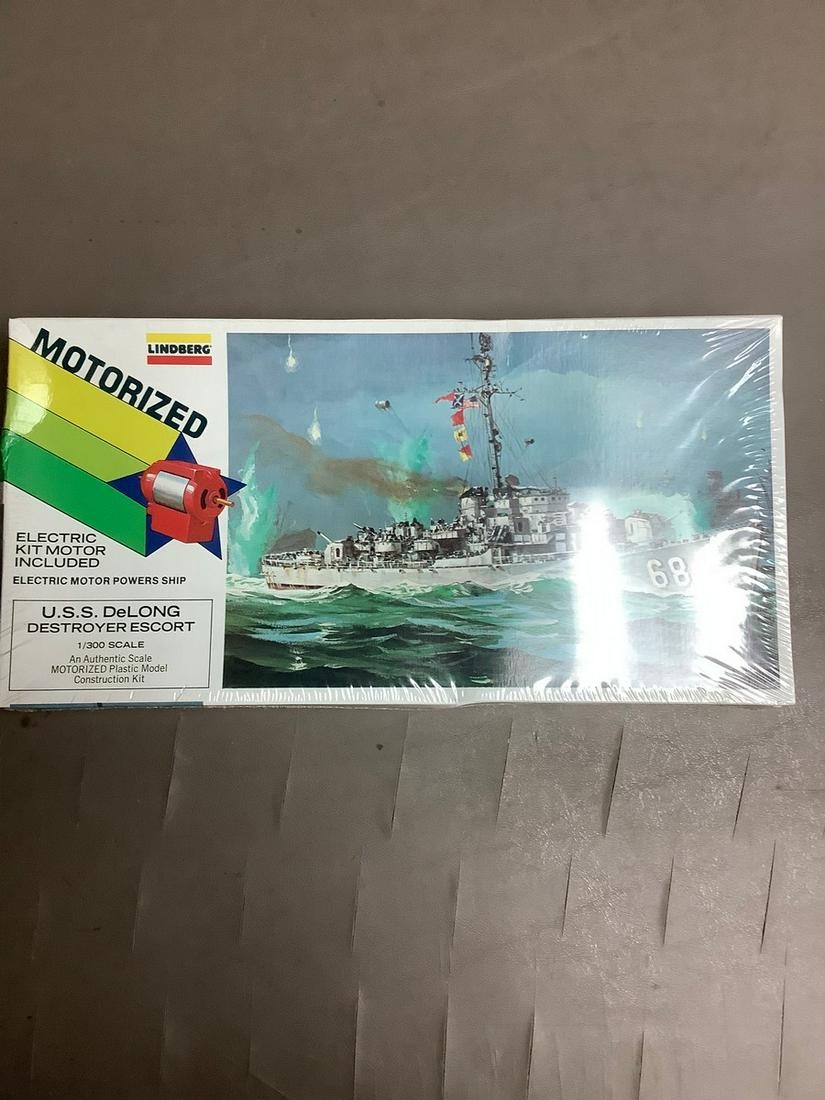 Vintage Sealed Lindberg Motorized U.S.S. DeLong Detroyer Escort Model Kit 1/300 scale (1 of 1)