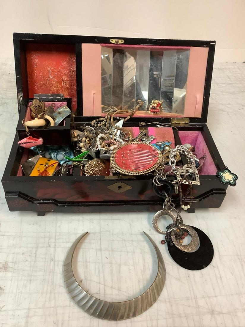 Lot of Costume jewelry in box: Lot of Costume jewelry in box