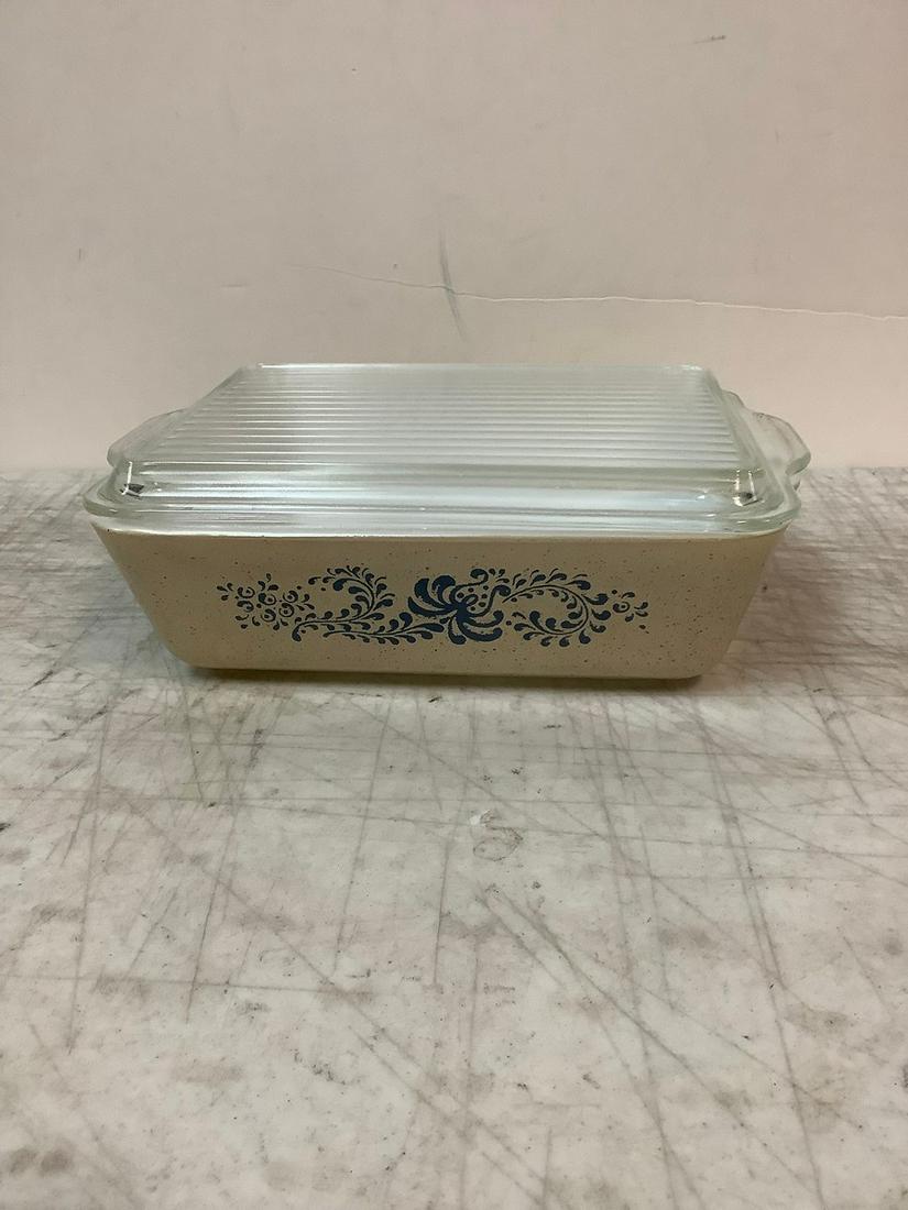 Vintage Pyrex Cassrole Dish w/ Lid (1 of 1)