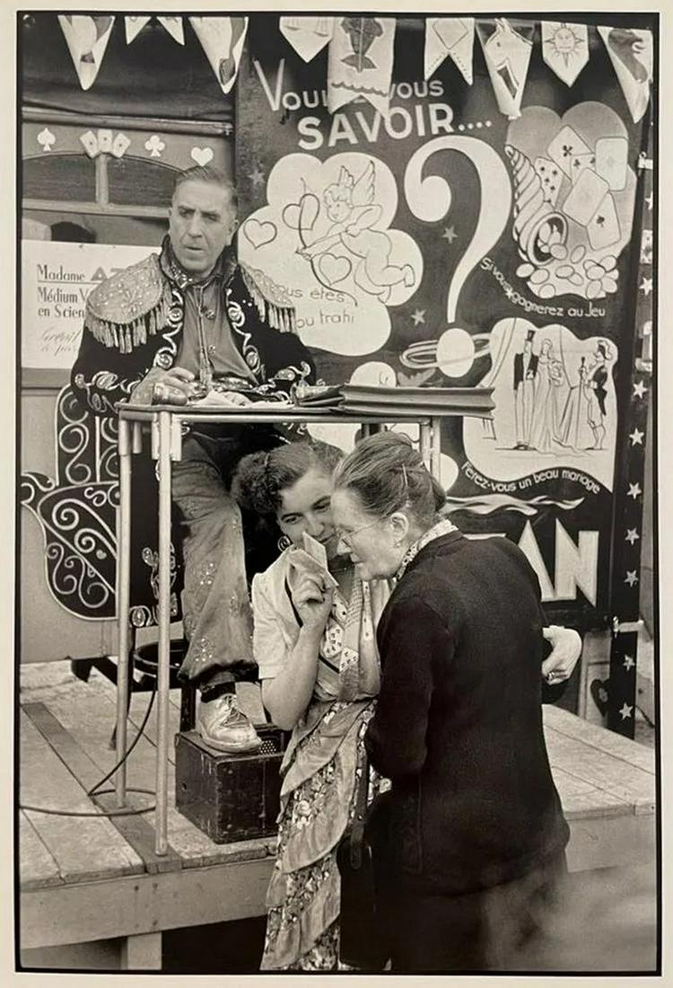 Henri Cartier Bresson - Foire du Trone, 1952: HENRI CARTIER BRESSON (1908-2004) Foire du Trone, 1952 Print in Colors 5 3/4" x 8 1/2" Henri Cartier-Bresson was a French photographer and filmmaker known as a pioneer of street photography. His drama