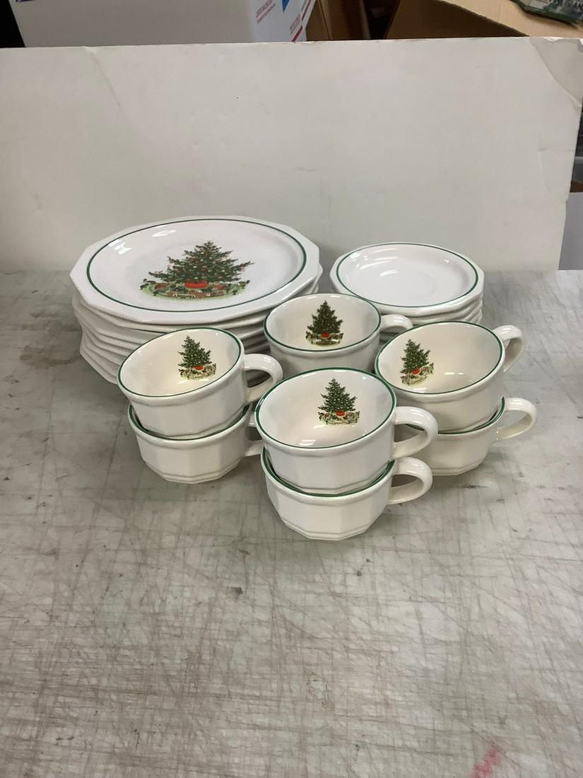 Set of 8 Pfaltzfraff Christmas Plates and Cups: Set of 8 Pfaltzfraff Christmas Plates and Cups