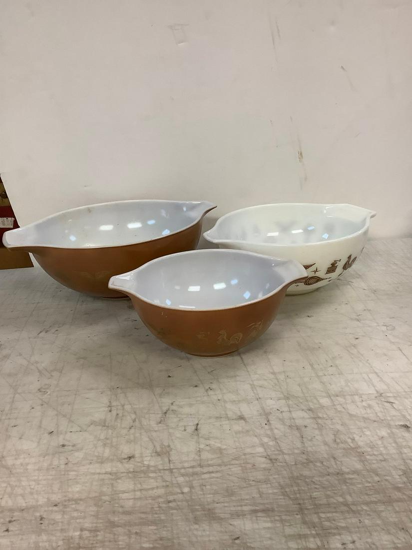 Lot of Vintage Pyrex Bowls: Lot of Vintage Pyrex Bowls