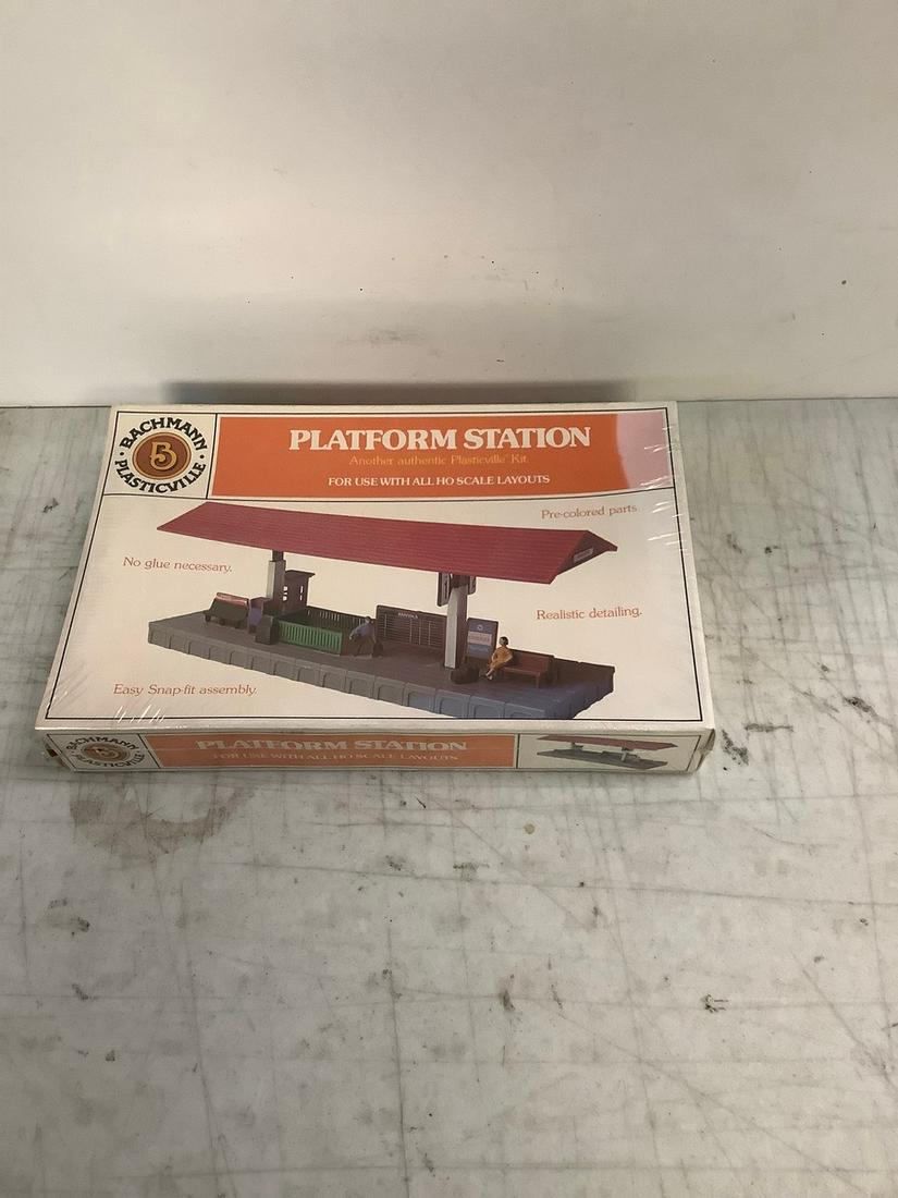 Sealed Bachmann Pasticville Platform Station Model KIt (1 of 1)