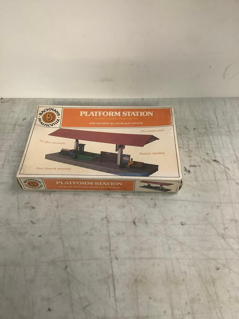 Sealed Bachmann Plasticville Platform Station HO Scale Layouts (1 of 1)
