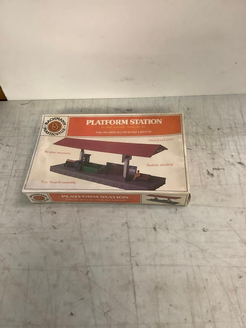 Sealed Bachmann Plasticville Platform Station HO Scale Layouts (1 of 1)