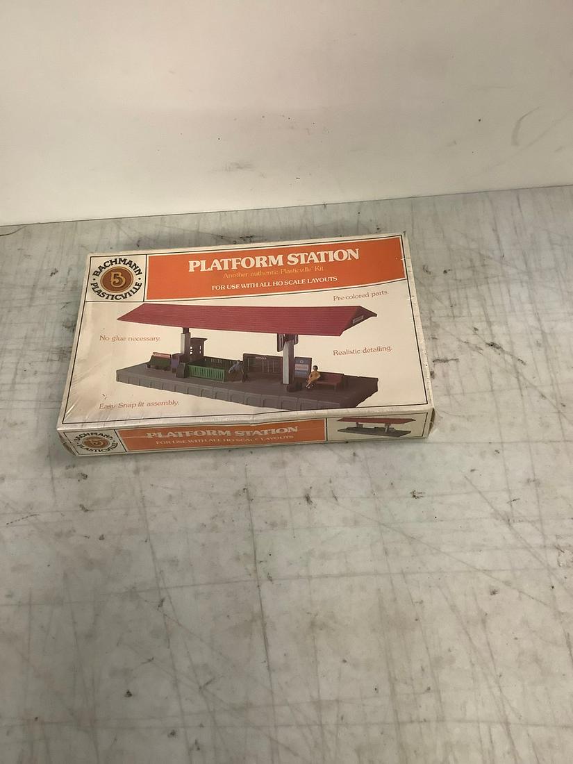 Sealed Bachmann Plasticville Platform Station HO Scale Layouts (1 of 1)