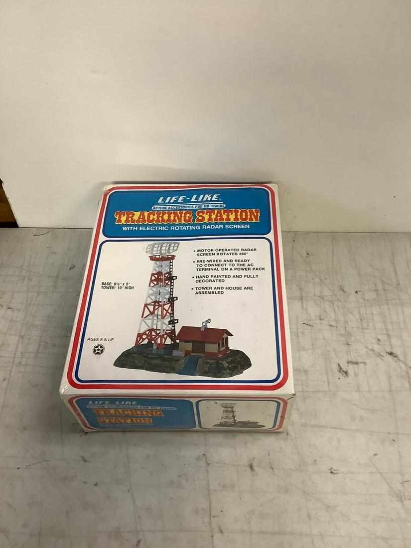 Sealed Life-Like Action Accessories For HO Trains Tracking Station w/ Electric Rotating Radar Screen (1 of 1)