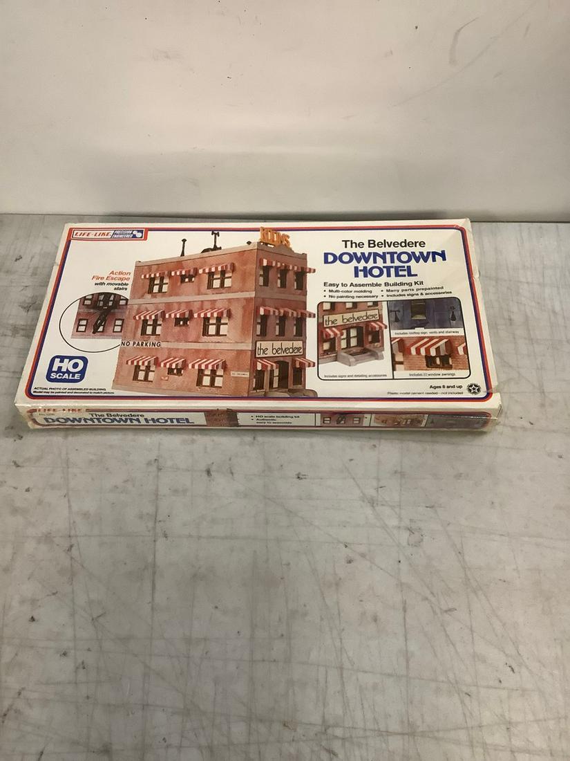 Sealed Life-Life The Belvedere Downtown Hotel HO Scale Model Kit (1 of 1)