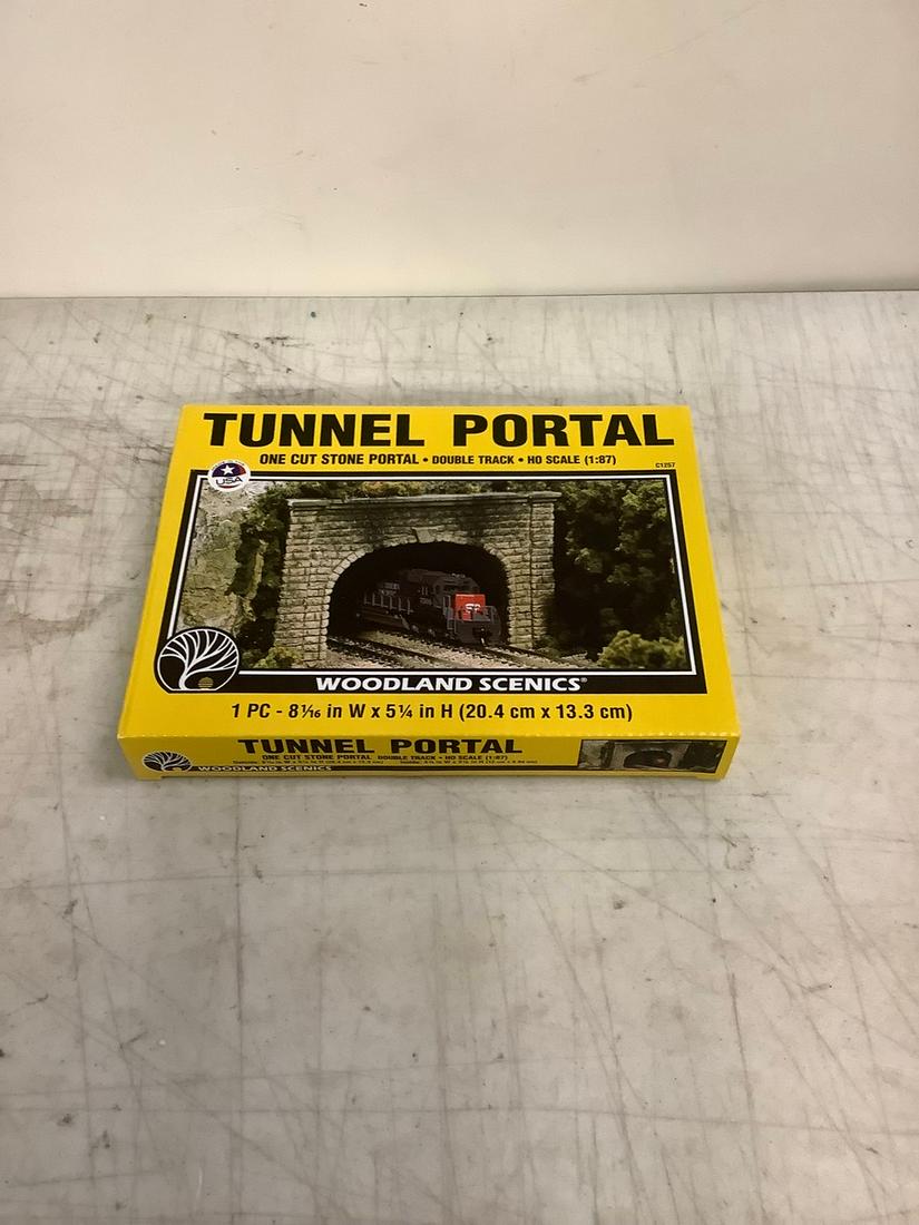 Woodeland Scenics Tunnel Portal One Cut Portal Double Track HO Scale 1:87 (1 of 1)