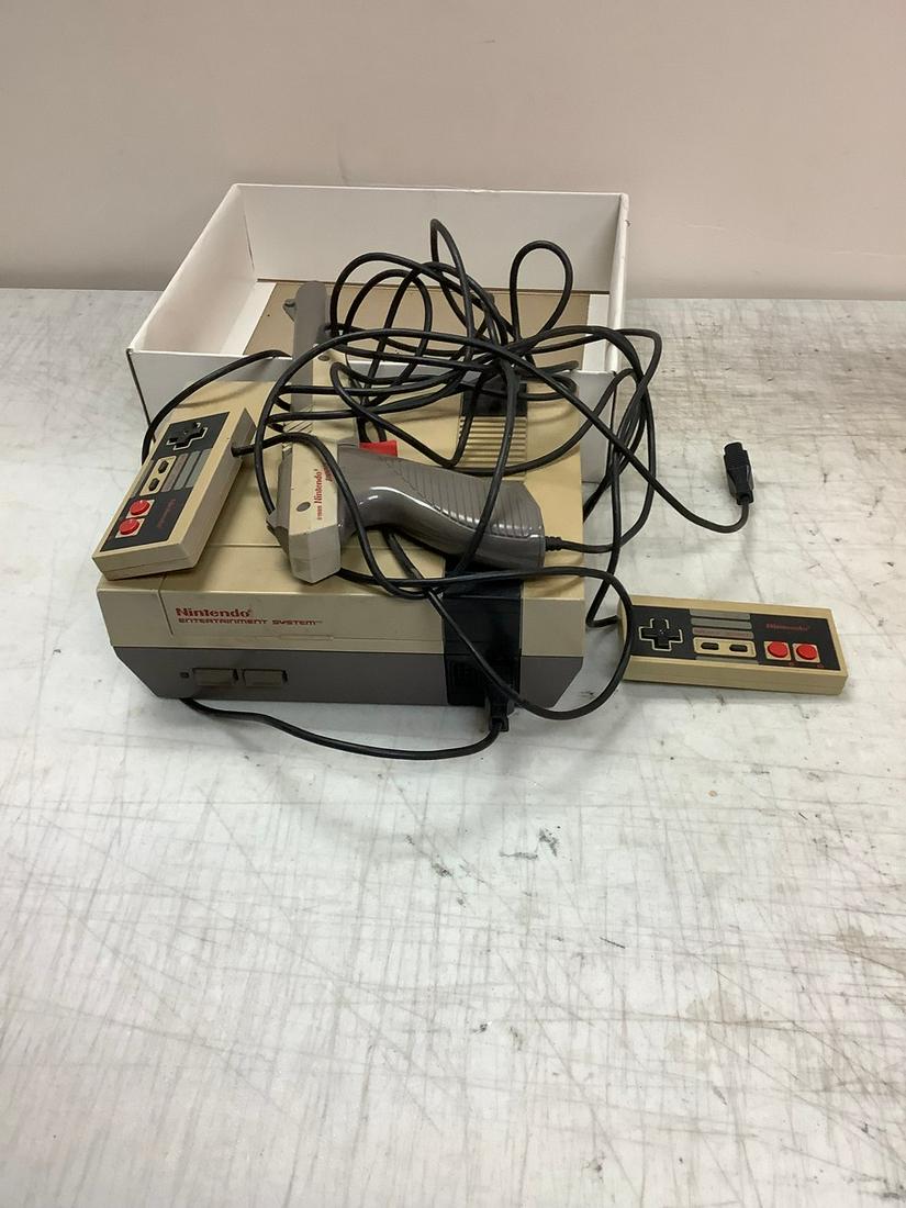 Nintendo System w/ Gun and Controllers: Nintendo System w/ Gun and Controllers