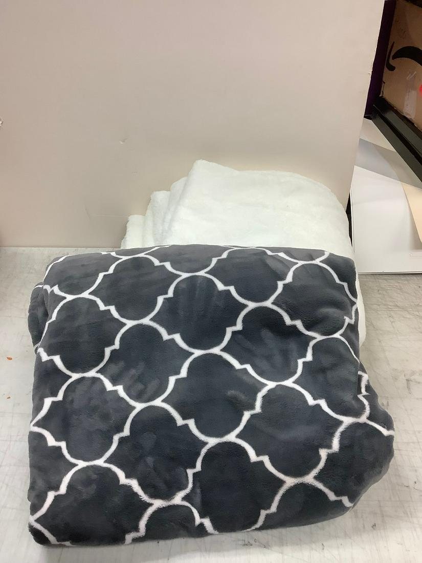 Lot of 2 Ultra Plush Throw Blankets (1 of 1)