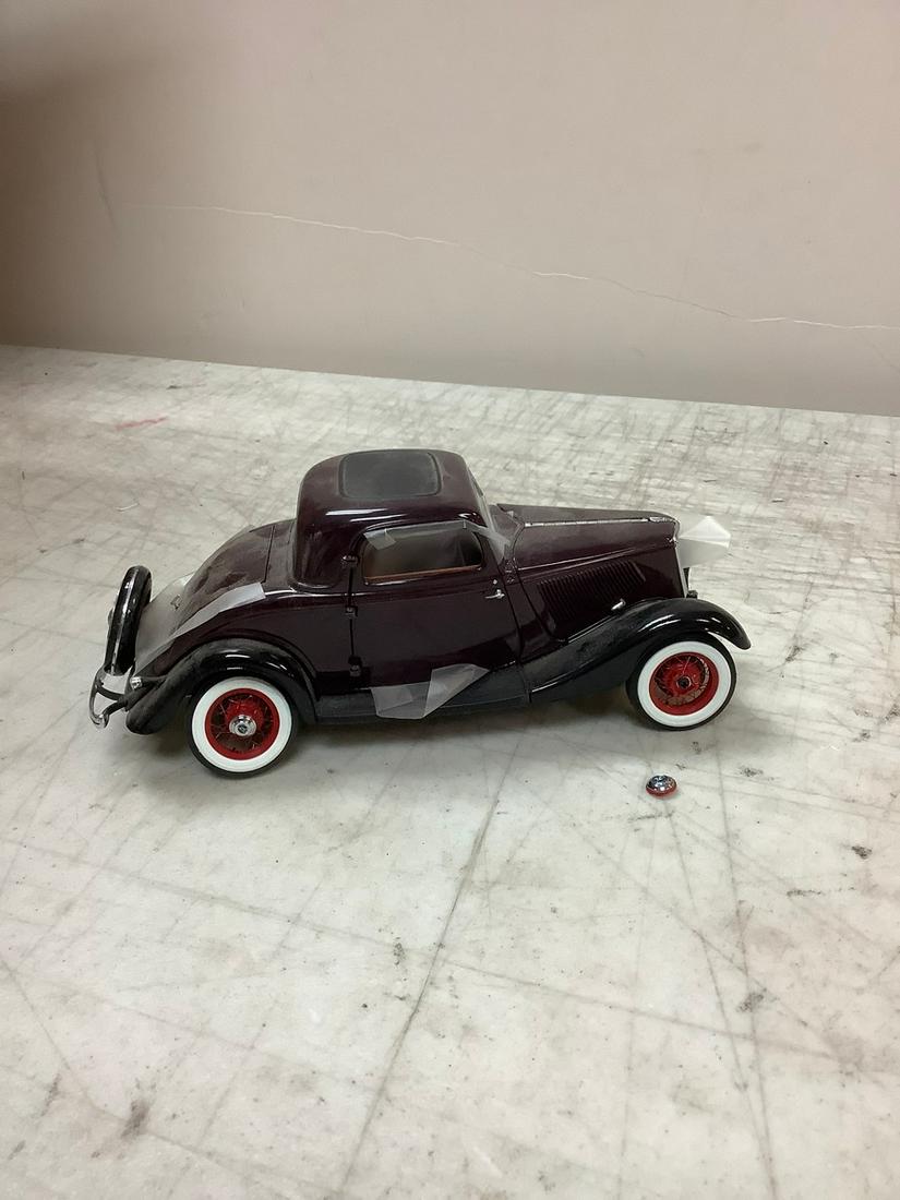 The Danbury Mint 1933 Ford Deluxe Coupe Model Car 7" (1 of 1)