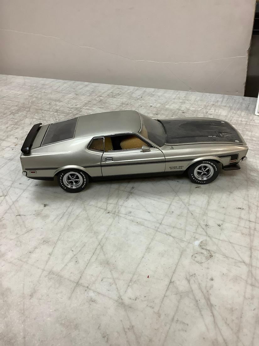 The Danbury Mint 1971 Ford Mustang Boss 351 Model Car 8" (1 of 1)