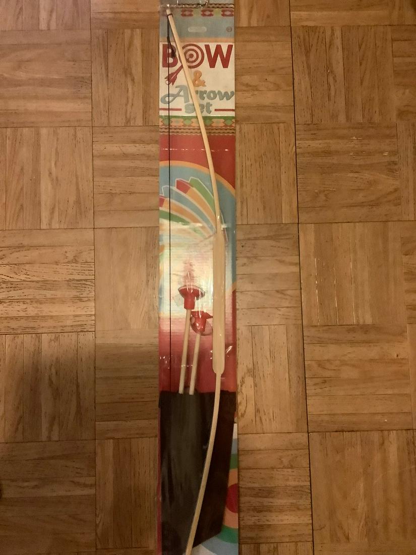 Sealed Child's Bow & Arrow Set (1 of 1)