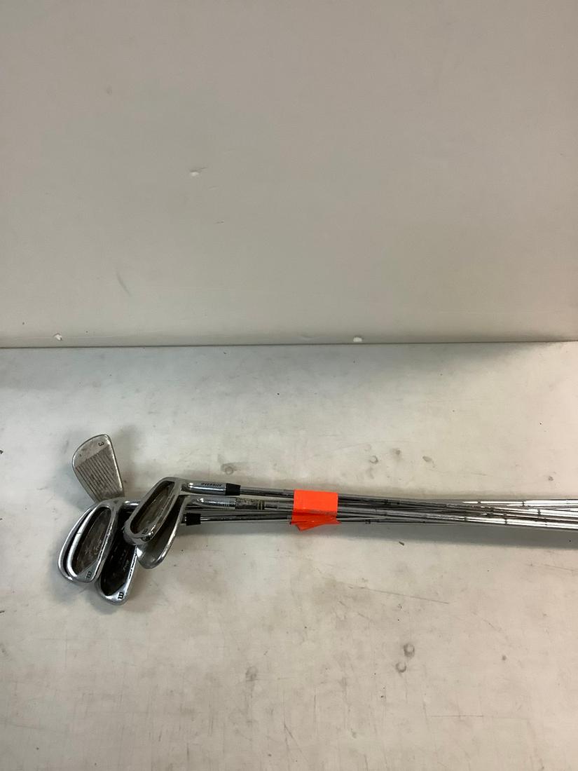 Lot of 6 Wilson and more golf clubs: Lot of 6 Wilson and more golf clubs