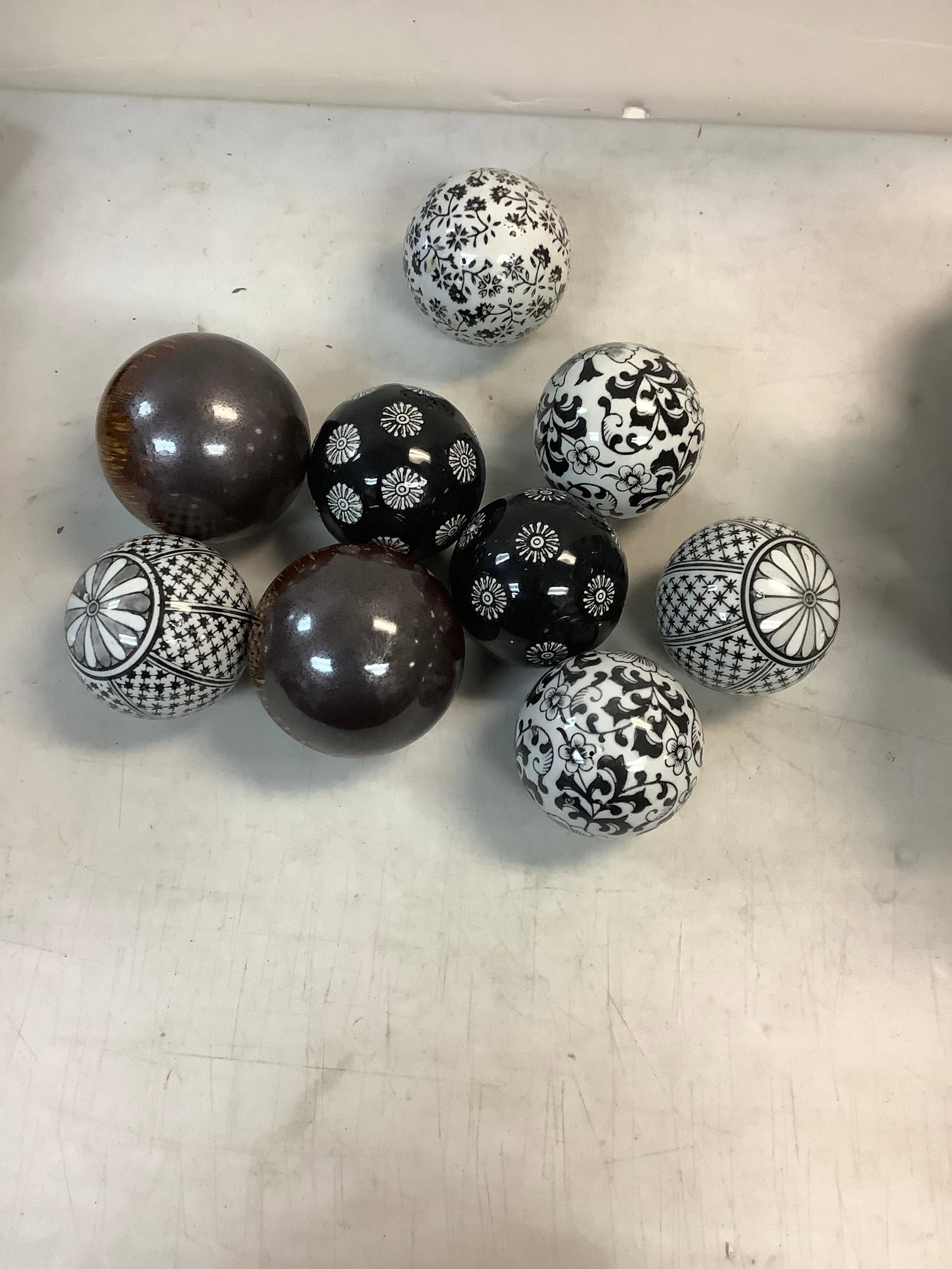 Lot of decorative porcelain balls: Lot of decorative porcelain balls