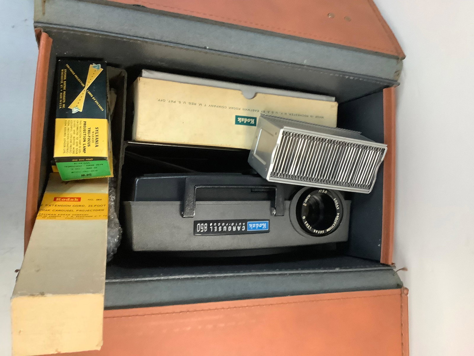 Kodak Carousel 850 Projector with accessories, slides and case (1 of 1)