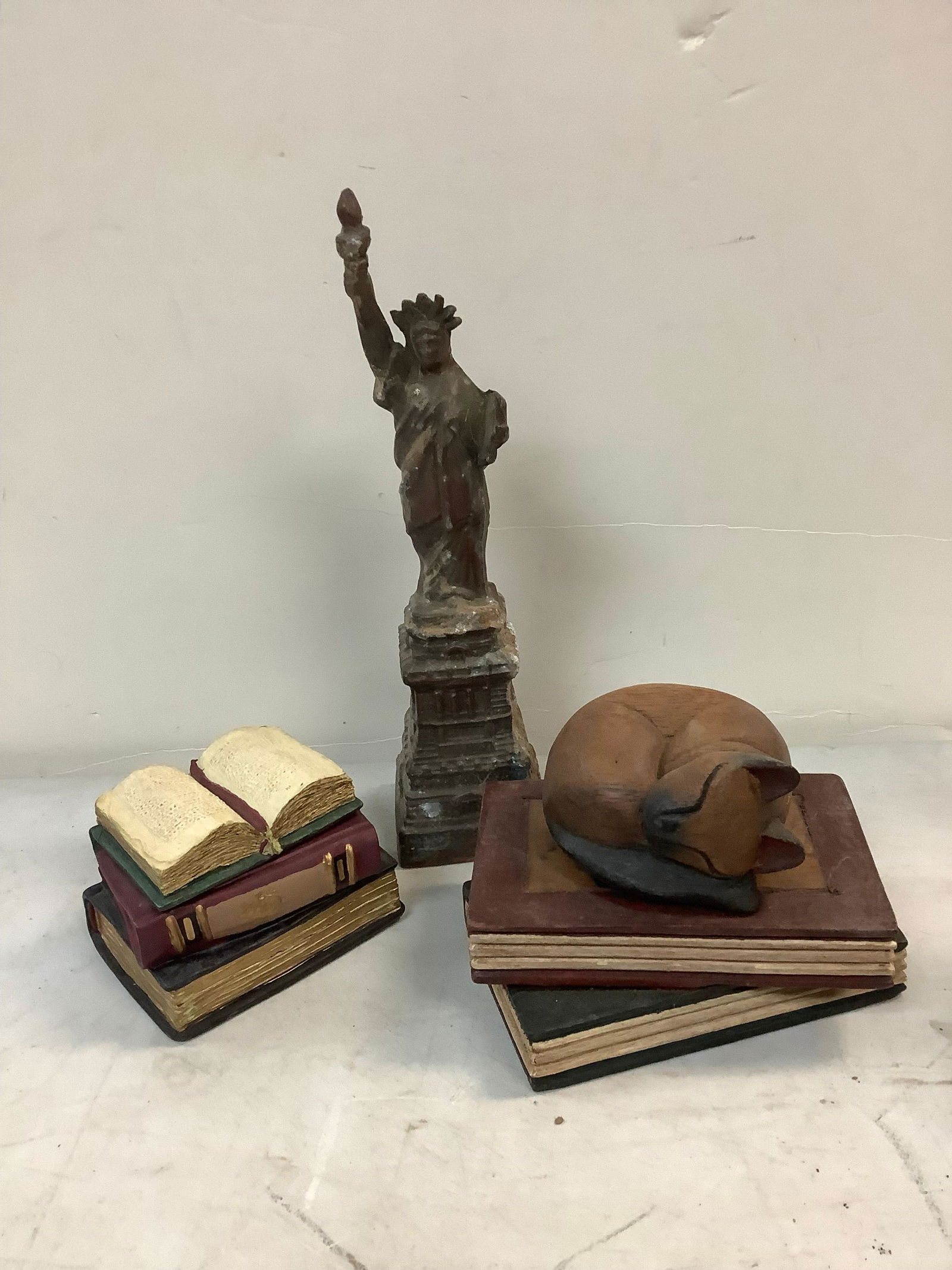 Lot of Metal Statue of Liberty, Stack of Books Trinket Box and The Mindaley Box Company Cat Statue: Lot of Metal Statue of Liberty, Stack of Books Trinket Box and The Mindaley Box Company Cat Statue Tallest 10.5