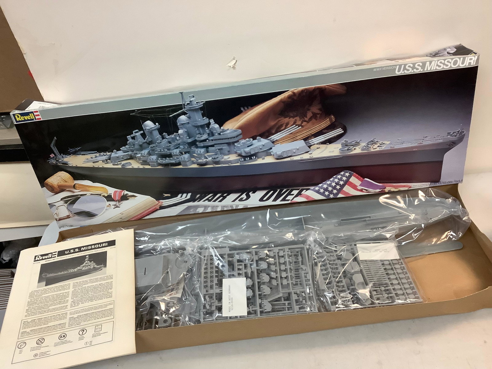 Revell U.S.S. Missouri 1/350 Scale Model Kit (1 of 1)