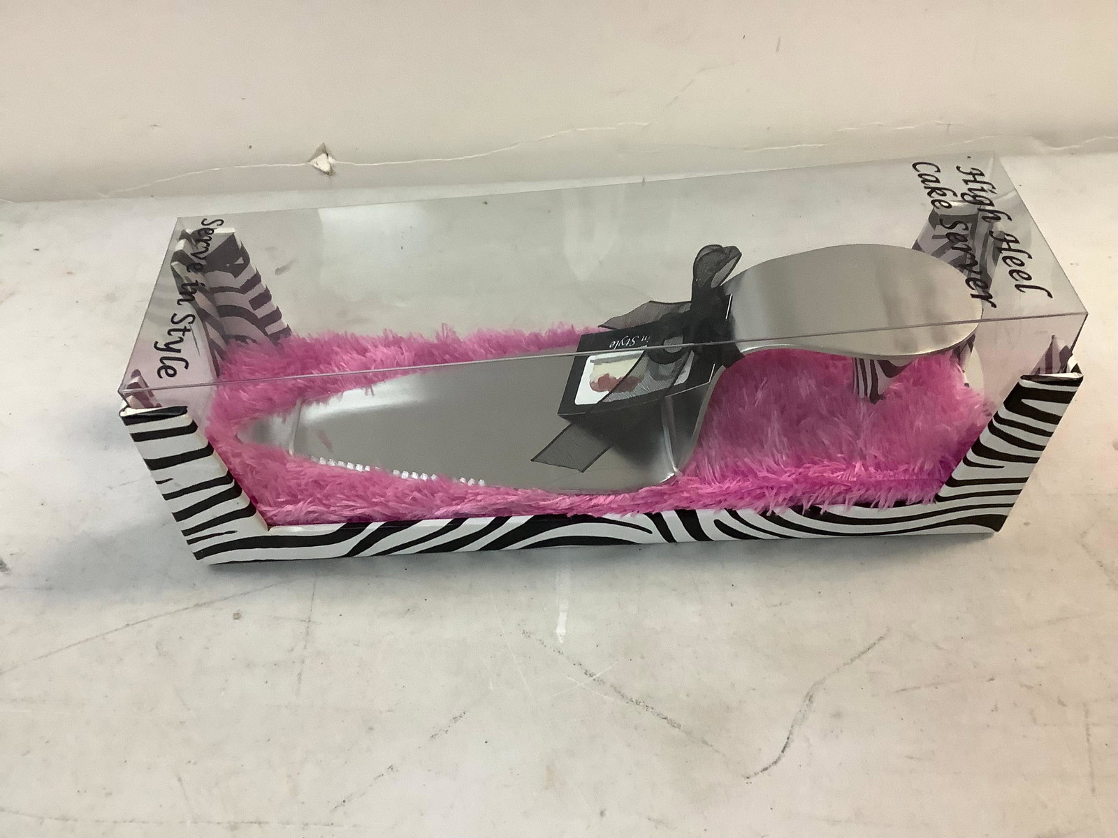 High heel cake server: High heel cake server
