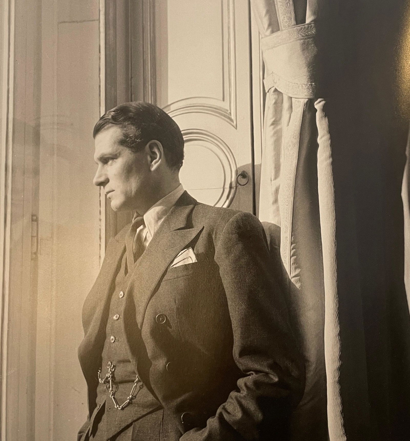 Cecil Beaton - Laurence Olivier, 1947: CECIL BEATON (1904-1980) Laurence Olivier, 1947 Print in Colors 10 1/4" x 10 1/2" Cecil Beaton was a British photographer and designer best known for his elegant photographs of high society. Working w