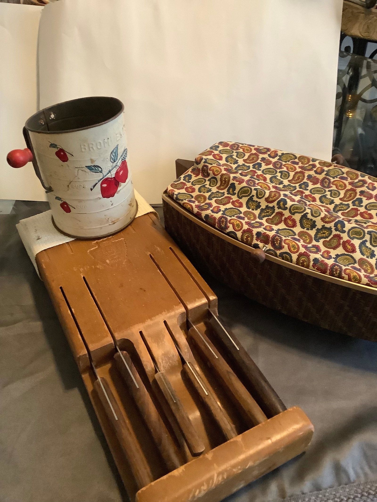 Lot of Vintage Flint Knife Set, Vintage Bromswell's Grate and Vintage Warmer: Lot of Vintage Flint Knife Set, Vintage Bromswell's Grate and Vintage Warmer
