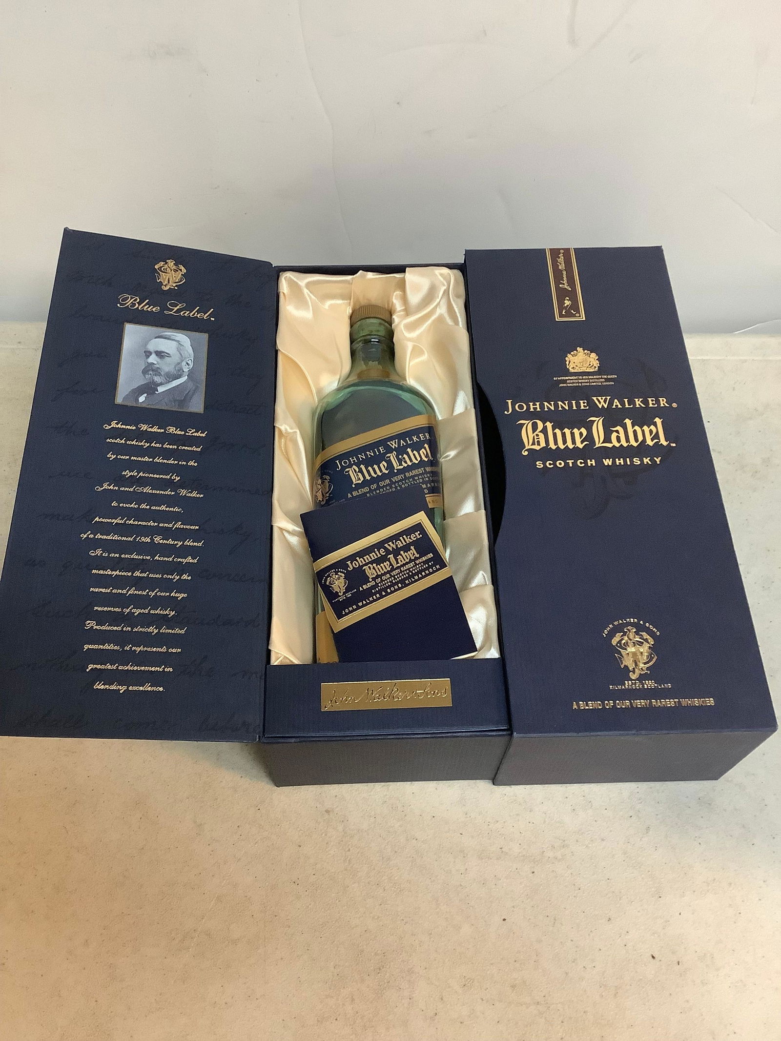 Johnnie Walker Blue Label Scotch Whisky sealed (1 of 1)
