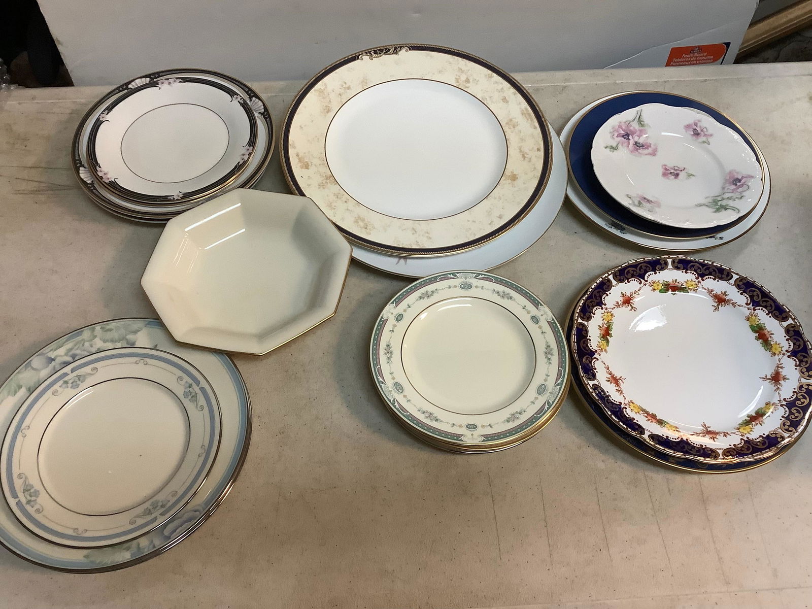 Box of plates Noritake, Theodore Haviland and more: Box of plates Noritake, Theodore Haviland and more