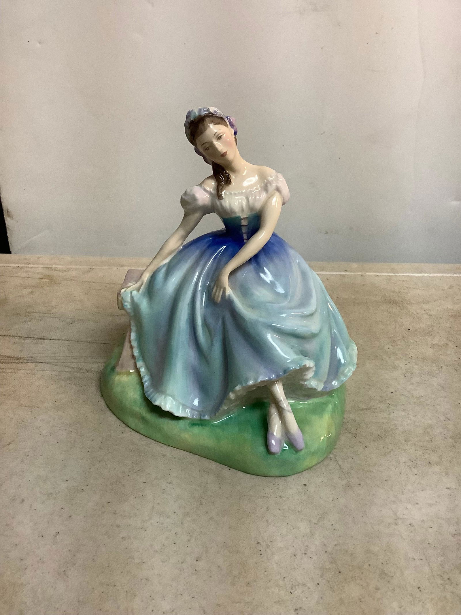 Royal Doulton figure 7 in (1 of 1)
