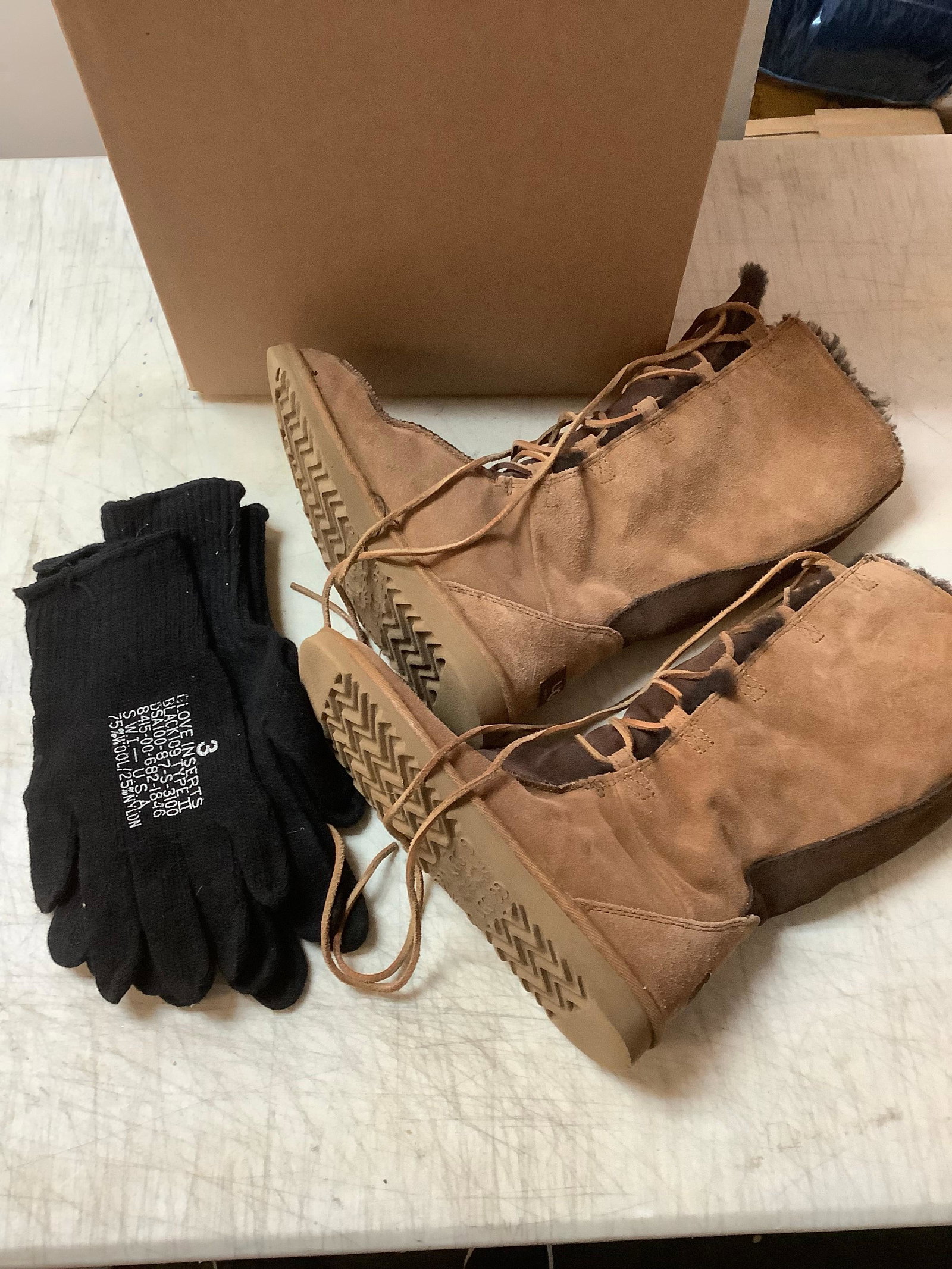 Lot of Ugg Boots size 6 and Glove inserts: Lot of Ugg Boots size 6 and Glove inserts