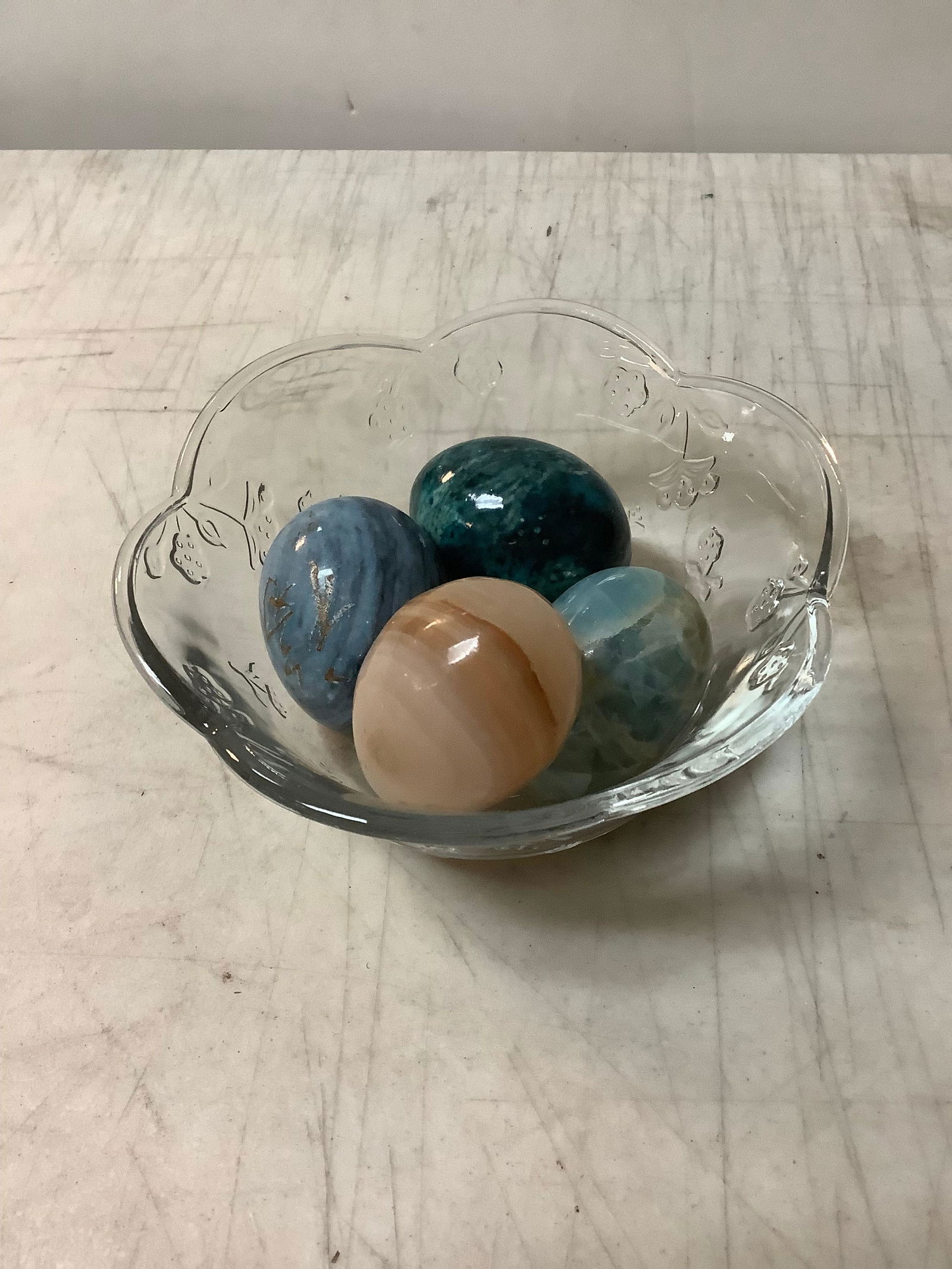 4 Alabaster eggs with floral glass dish: 4 Alabaster eggs with floral glass dish