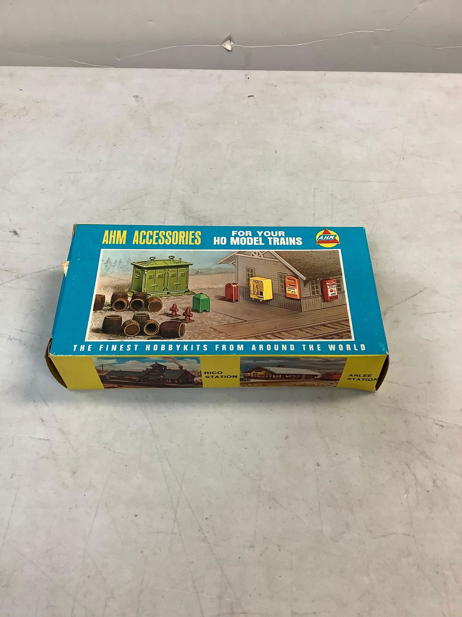 AHM accessories trackside scene (1 of 1)