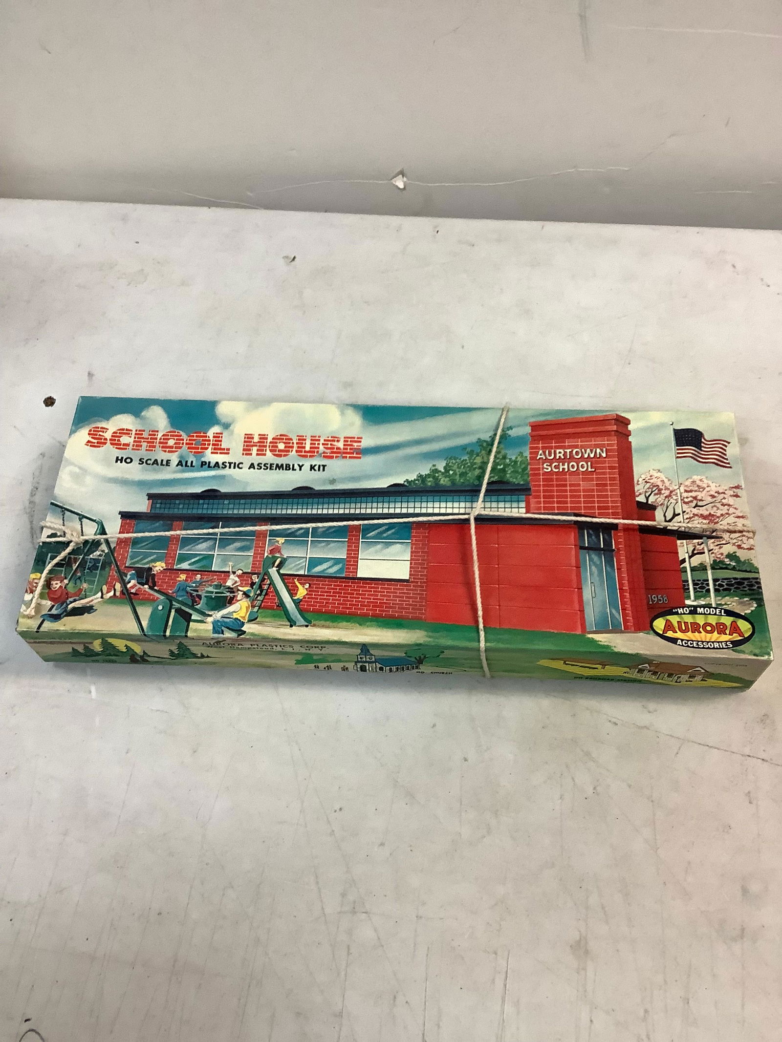 Aurora School house plastic build set: Aurora School house plastic build set