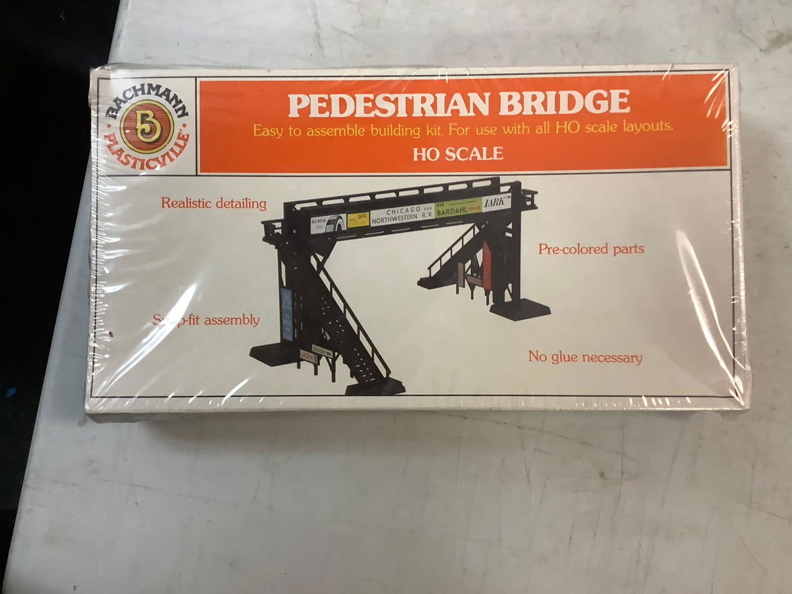 Bachmann Plasticville Pedestrian Bridge sealed (1 of 1)