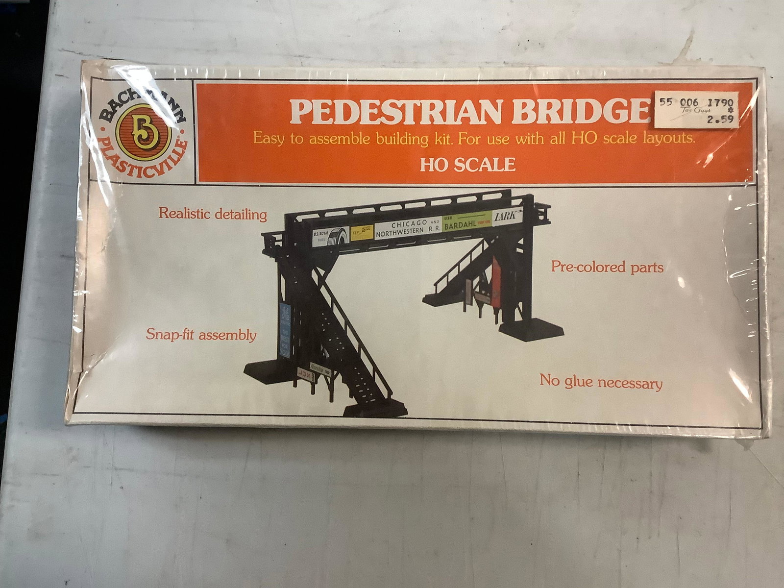 Bachmann Plasticville Pedestrian Bridge sealed (1 of 1)