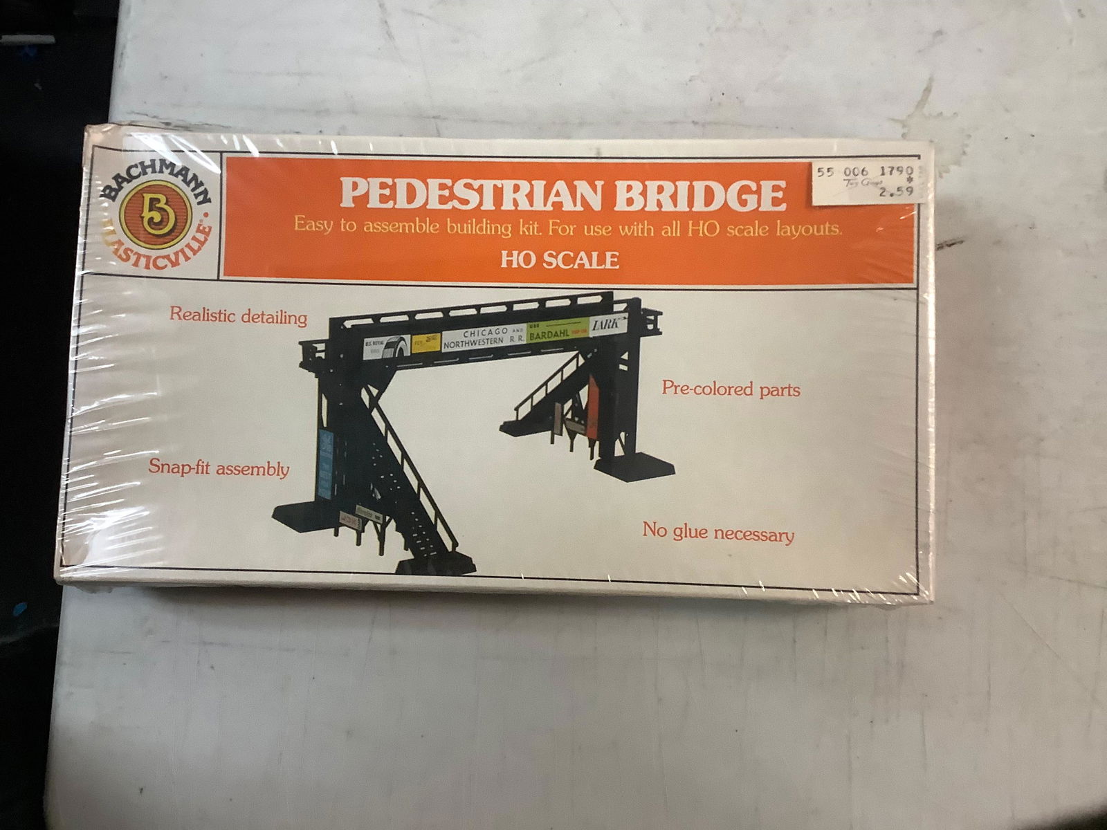 Bachmann Plasticville Pedestrian Bridge sealed (1 of 1)