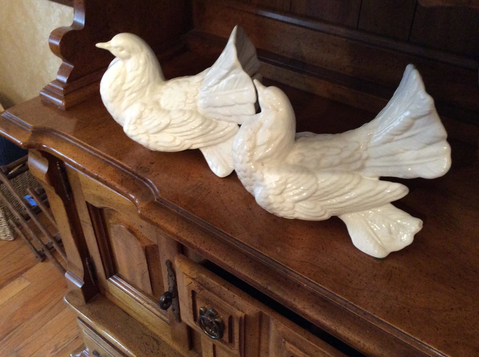 Lot of 2 Ceramic Doves 9.5x8: Lot of 2 Ceramic Doves 9.5x8